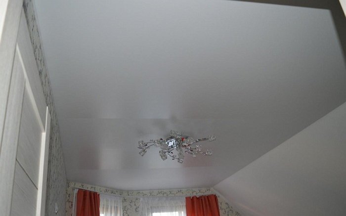 Спальня с белым сатиновым натяжным потолком